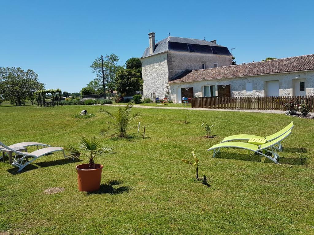 Bed and Breakfast Le Domaine De Bellevue Tanzac Экстерьер фото